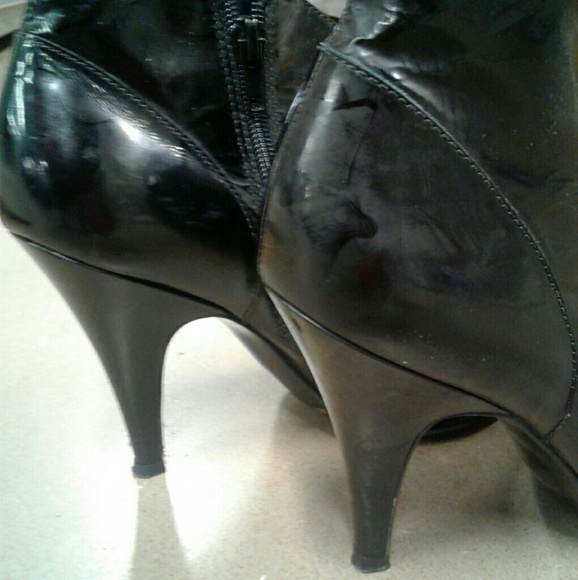 BCBG Pointed Toe Booties EUC - Picture 3 of 6